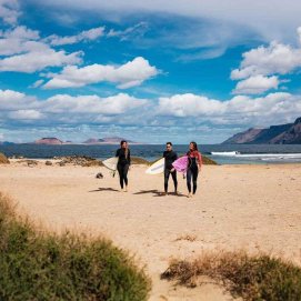 Surfistas en Famara