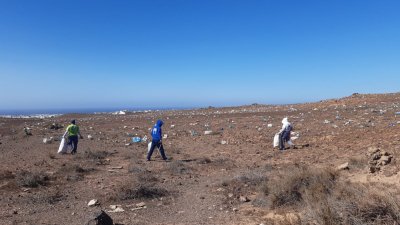 Recogida de los residuos en los alrededores del Zonzamas. Foto: Cabildo de Lanzarote