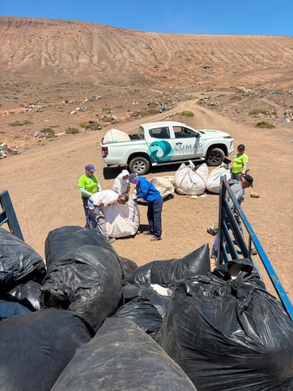 Recogida de los residuos en los alrededores del Zonzamas. Foto: Cabildo de Lanzarote