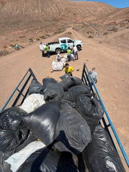 Recogida de los residuos en los alrededores del Zonzamas. Foto: Cabildo de Lanzarote