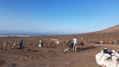 Recogida de los residuos en los alrededores del Zonzamas. Foto: Cabildo de Lanzarote
