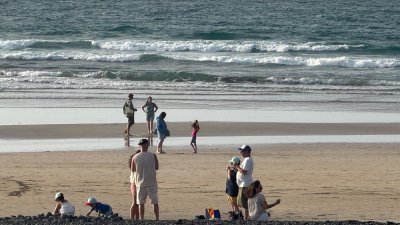 Aglomeraciones de personas para ver el eclipse en Lanzarote. Fotos: Andrea Domínguez.