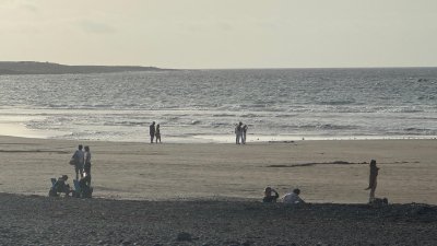 Aglomeraciones de personas para ver el eclipse en Lanzarote. Fotos: Andrea Domínguez.