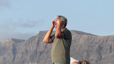 Aglomeraciones de personas para ver el eclipse en Lanzarote. Fotos: Andrea Domínguez.