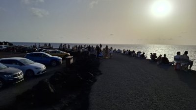 Aglomeraciones de personas para ver el eclipse en Lanzarote. Fotos: Cedidas.