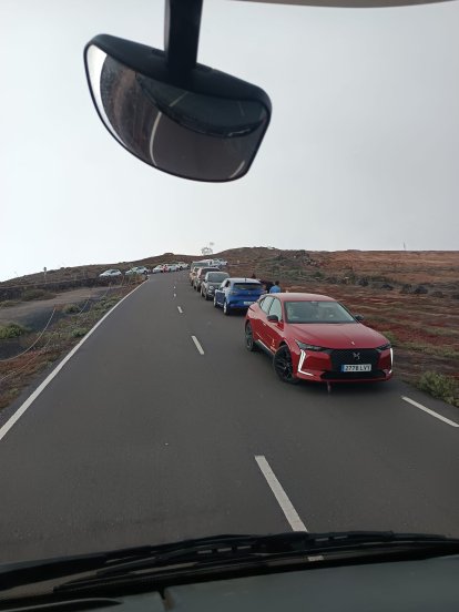 Vehículos acumulados en la carretera del Mirador del Río
