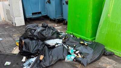 Residuos fuera de los contenedores en Puerto del Carmen