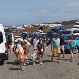 Turistas y vehículos en el Charco de los Clicos. Foto: cedida.