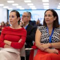 Jéssica de León junto a María Teresa Ortega. Ayudas jóvenes vulnerables.