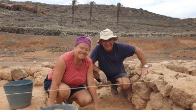 Los investigadores Ángeles Ramírez y Pablo Atoche en yacimiento arqueológico de El Bebedero.