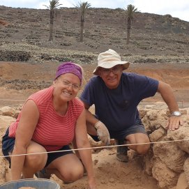 Los investigadores Ángeles Ramírez y Pablo Atoche en yacimiento arqueológico de El Bebedero.