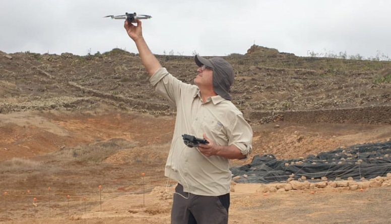 Un investigador vuela un dron en el yacimiento de El Bebedero. Un investigador vuela un dron en el yacimiento de El Bebedero.