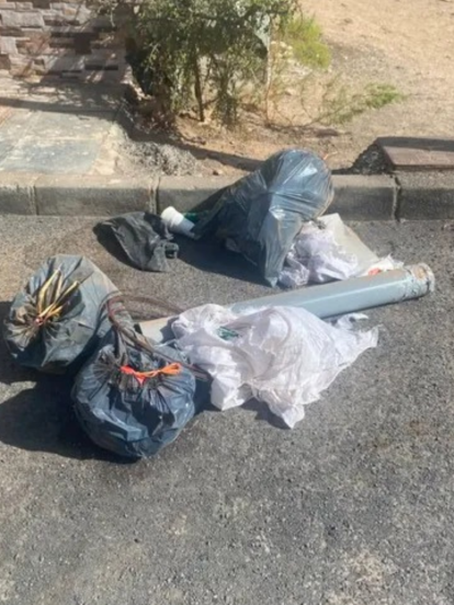 Bolsas de basura esparcidas por Argana Alta