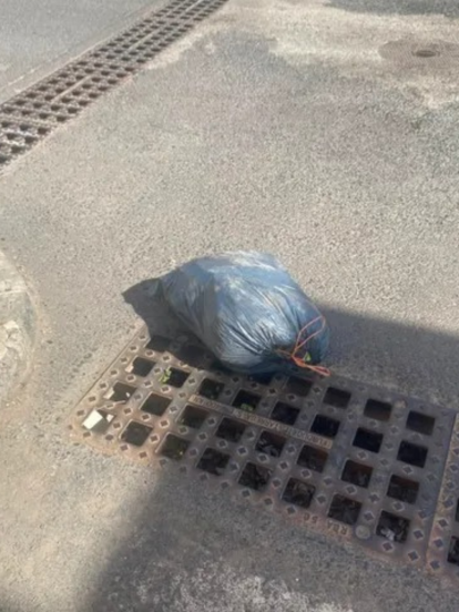 Bolsas de basura esparcidas por Argana Alta