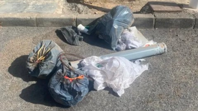 Bolsas de basura esparcidas por Argana Alta. Fotos: cedidas