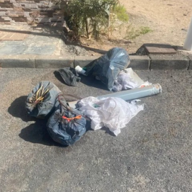 Bolsas de basura esparcidas por Argana Alta. Fotos: cedidas