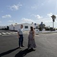 Olivia Duque y Eugenio Robayna en una de las calles de Los Cocoteros