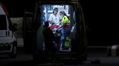 Personal sanitario atiende a uno de los migrantes llegado este miércoles a Lanzarote. Foto: Juan Mateos