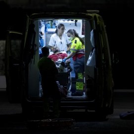 Personal sanitario atiende a uno de los migrantes llegado este miércoles a Lanzarote. Foto: Juan Mateos
