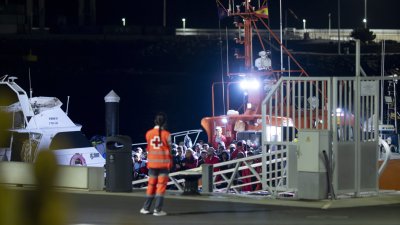 Atención a migrantes en Puerto Naos. Foto: Juan Mateos
