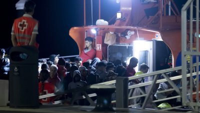 Atención a migrantes en Puerto Naos. Foto: Juan Mateos