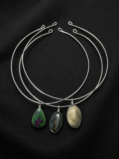 From left to right (ruby zoisite, labradorite and golden obsidian) From left to right (ruby zoisite, labradorite and golden obsidian)