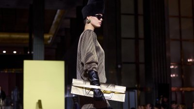 Una modelo desfila con un bolso de Angie Vásquez en una imagen de archivo