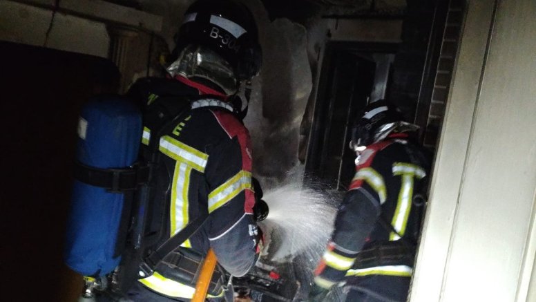 Bomberos actuando en la vivienda. Foto: Consorcio.