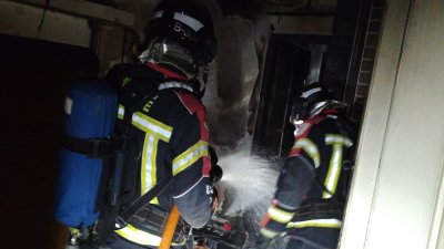 Bomberos actuando en la vivienda. Foto: Consorcio. 