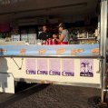 Uno de los puestos de comida con cartelería para prevenir agresiones y acoso