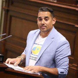 Yoné Caraballo en el Parlamento de Canarias
