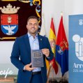 El alcalde de Arrecife Yonathan de León con la obra Cuaderno de habla popular de Lanzarote