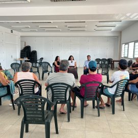 Reunión entre representantes del ayuntamiento de Haría y los jóvenes del municipio