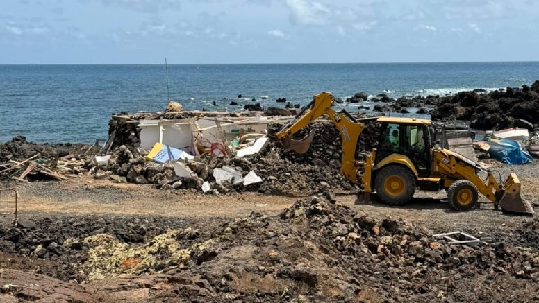 Derrumbe de una choza junto al mar en Haría