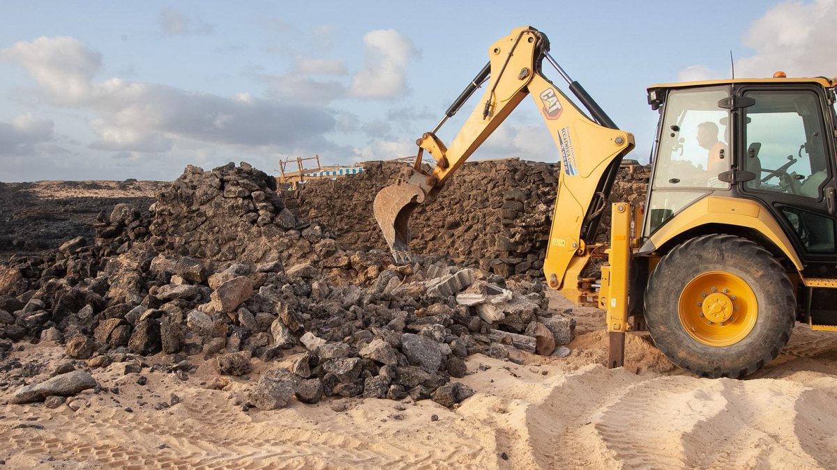 A mechanical shovel collects the rubble of a demolished hut in Seifío. Photo: Juan Mateos. A mechanical shovel collects the rubble of a demolished hut in Seifío. Photo: Juan Mateos.
