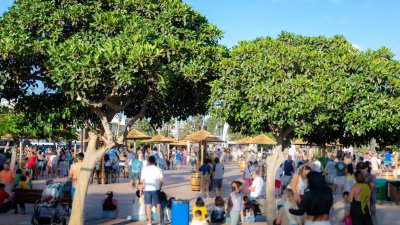 Terraza pública en el Parque Temático
