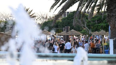 Terraza pública en el Parque Temático