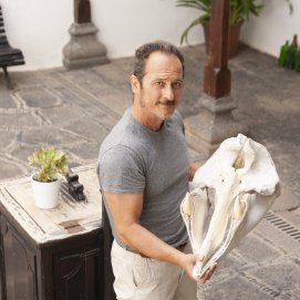 Vidal Martín, presidente de la SECAC, junto al cadáver de un cetáceo. Foto: Juan Mateos.