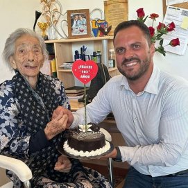 El alcalde Yonathan de León con la vecina de Valterra María Pabón, el pasado año en su 103 cumpleaños