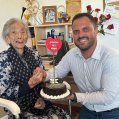 El alcalde Yonathan de León con la vecina de Valterra María Pabón, el pasado año en su 103 cumpleaños