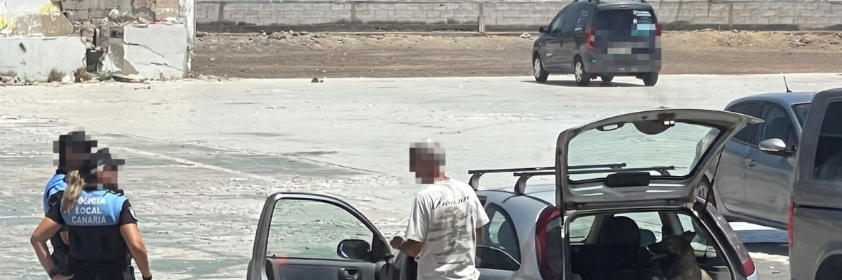 Policía con el duelo de los tres perros Policía con el duelo de los tres perros