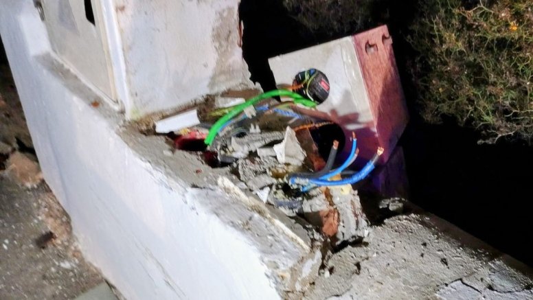 Caja destrozada por el impacto del coche