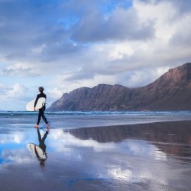 Surfero en Famara Comprar y vender de segunda mano en Lanzarote  guía del mercado local