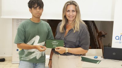 La asociación Mercedes Medina Díaz entrega sus becas a 16 alumnos de Lanzarote. Foto: Juan Mateos