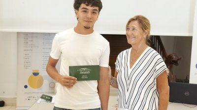 La asociación Mercedes Medina Díaz entrega sus becas a 16 alumnos de Lanzarote. Foto: Juan Mateos