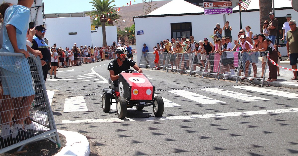 The first Crazy Car Race fills Yaiza with laughter and fun