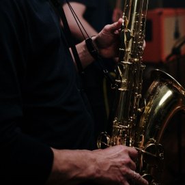 Un saxofón. Foto: Pexels Cottonbro.