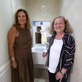 Astrid Pérez y Ana Oramas en los baños adaptados