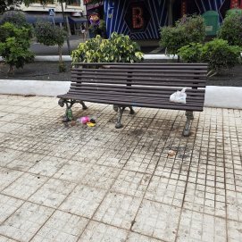 Basura en un banco de un Parque Simón Bolívar en Lanzarote. Foto: Cedida.