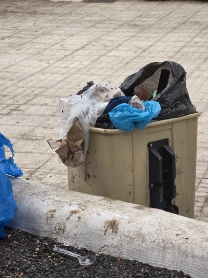 Basura acumulada en un parque de Lanzarote. Fotos: Cedidas.